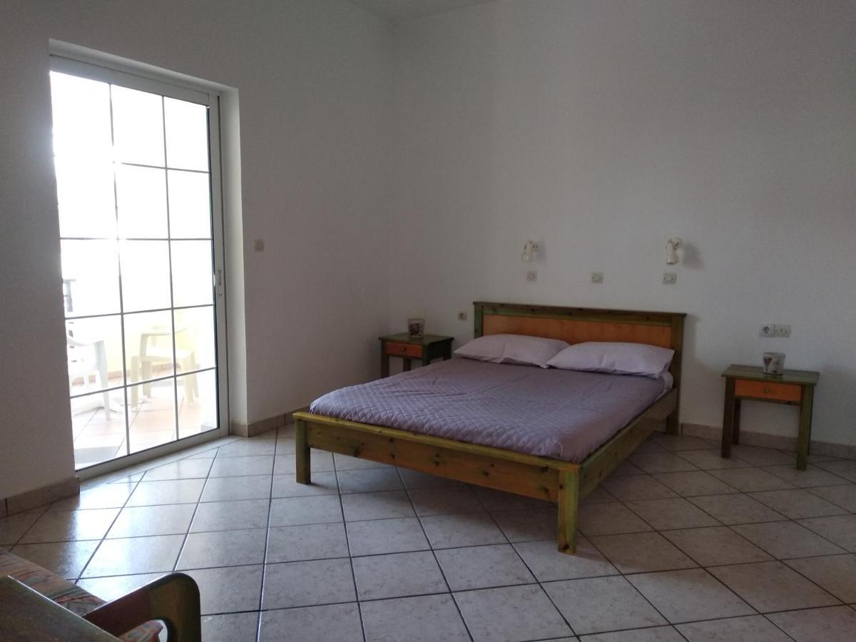 Ton Mari Apartments Palaiochora Esterno foto